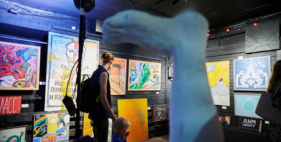 "Это не надо понимать, надо погружаться". Как искусство завладело баром