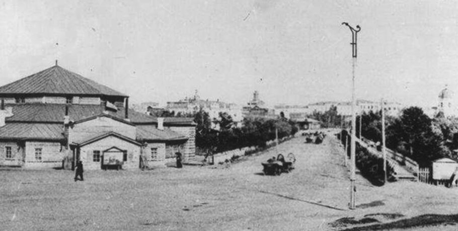 С пирогами и книгами: как отмечают юбилей основателя первого цирка в Омске