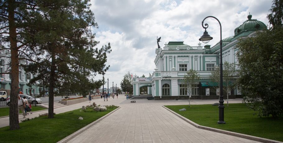 Под занавес сезона Омская драма покажет уличный концерт