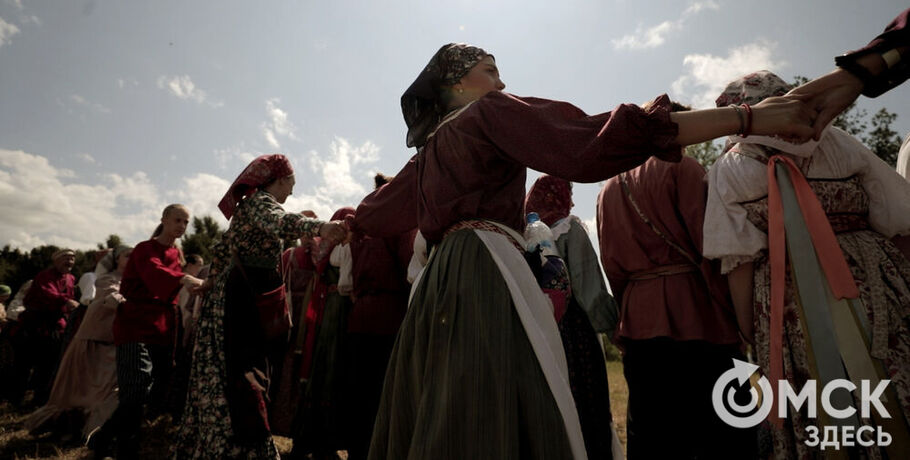 С песнями, переодеваниями и перерывами на дождь. В Омской области состоялся большой хоровод