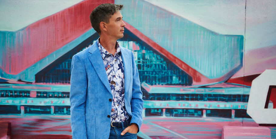 "Забор не трогать - это произведение искусства". Автор хоккейного граффити у СКК им. Блинова о спорте и творчестве