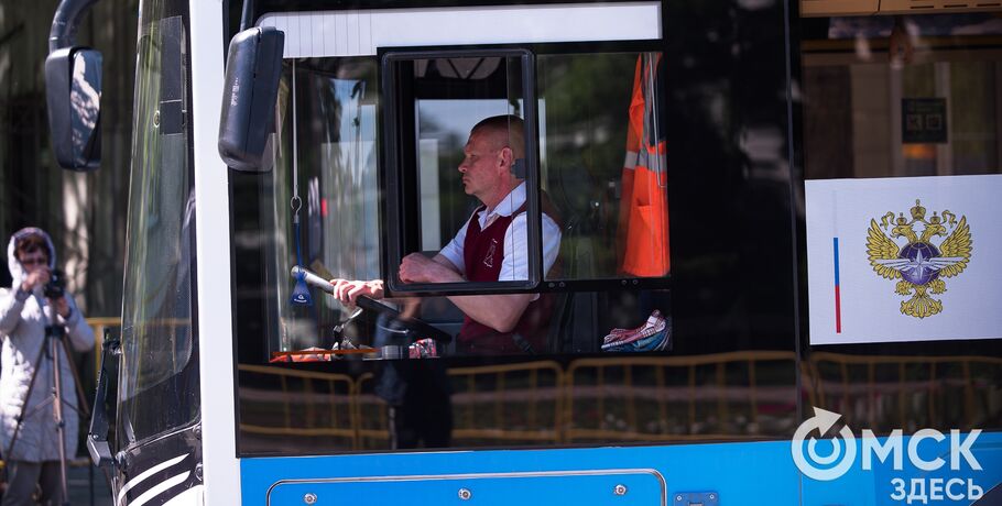 Звёзды на сцене, комфорт на дороге: дополнительные автобусы в Омске на День молодёжи