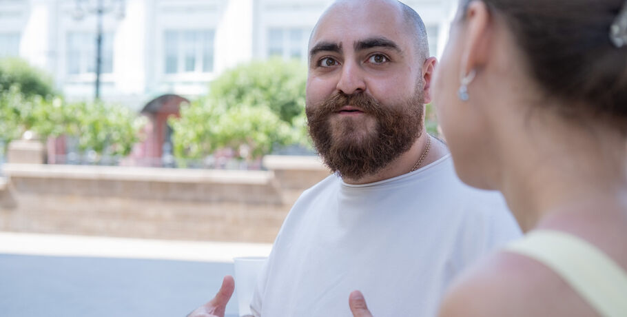 "Хаос на сцене нужен только в шикарных номерах". Интервью с победителем шоу "Голоса Третьей столицы"