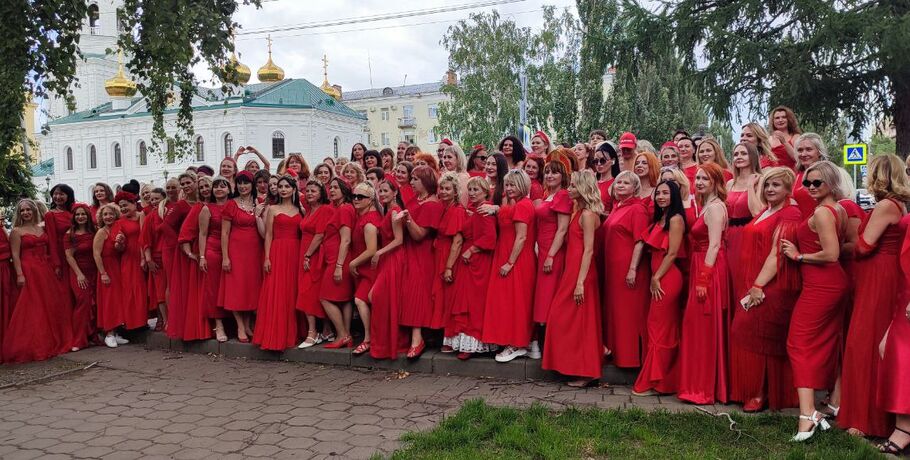 Разговор о единении на языке красного. Омички впервые присоединились к международному женскому флешмобу