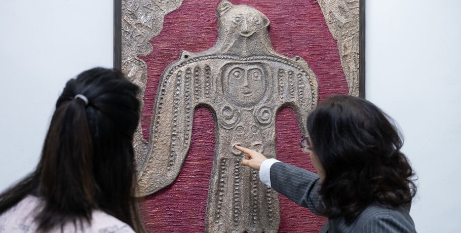 Древние миры воплотились в современном искусстве. Как омская художница соединяет прошлое и настоящее