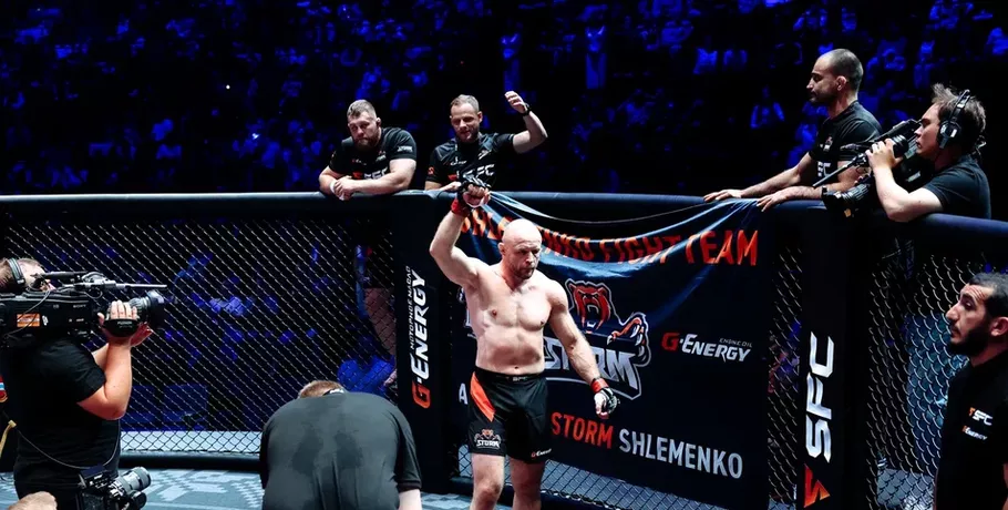 Александр Шлеменко одержал досрочную победу в главном бою SFC-11