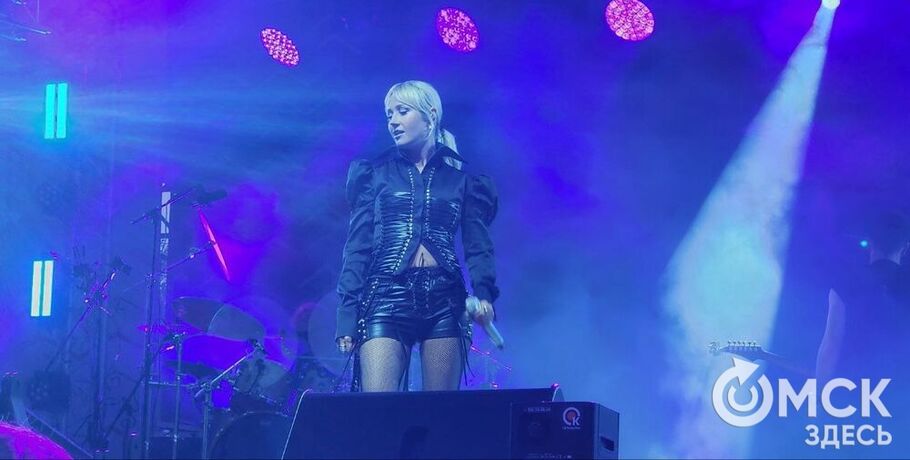 Дуэт с фанатом и видеообращение к бывшему. Как прошёл концерт Клавы Коки в Омске