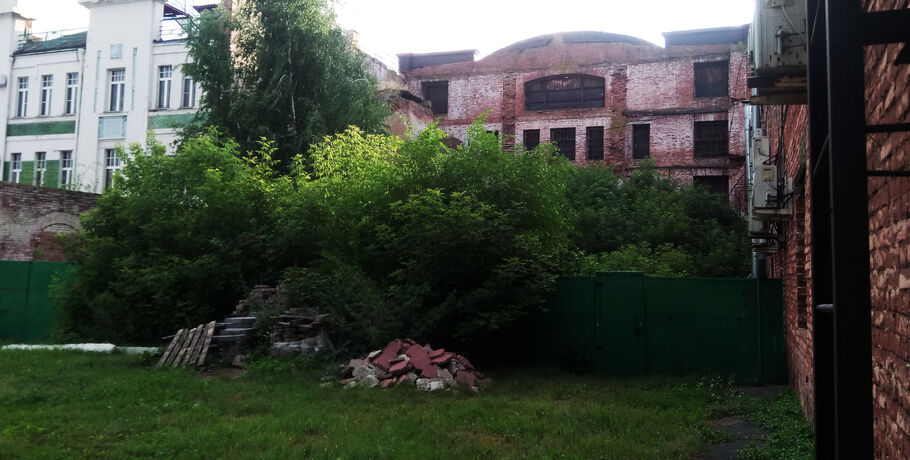 Ламповые качели-лодочки и архитектурные контрасты: неочевидный центр Омска через мобилографию