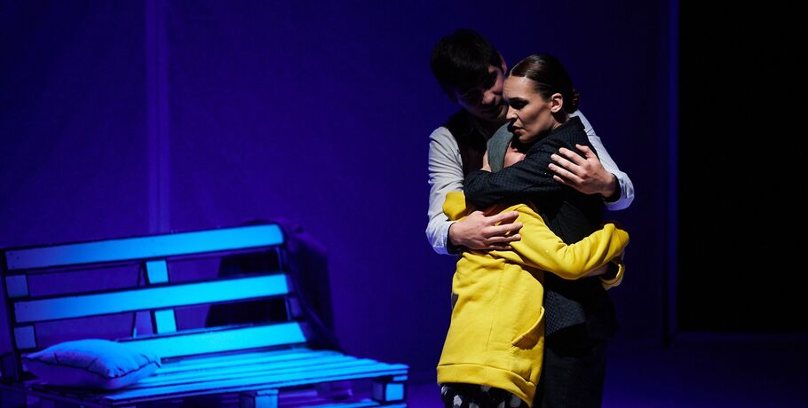 Волосы дыбом и искренние слёзы. Премьера спектакля про отца, который так и не повзрослел