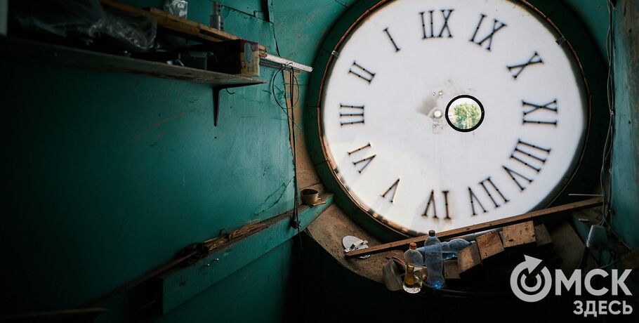 "Они реагируют на погоду": интервью со смотрителем главных часов Омска