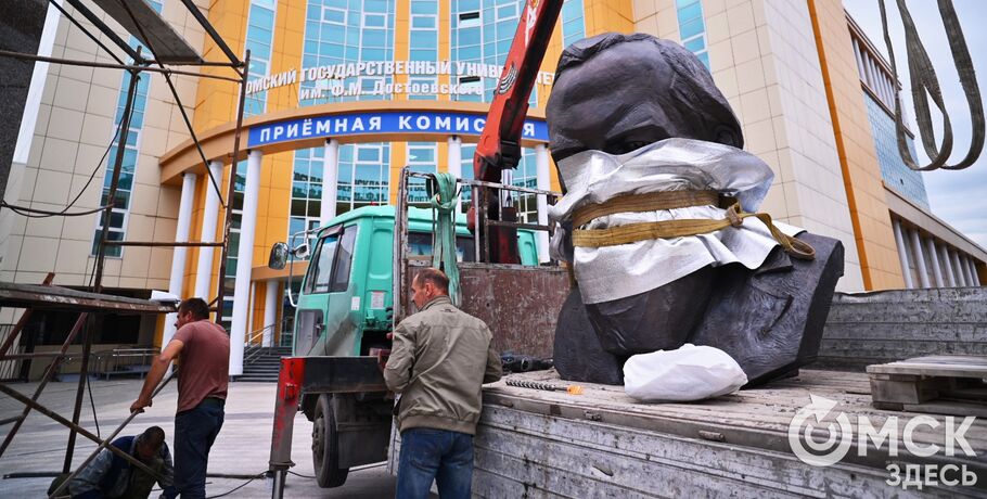 В Омске появился ещё один памятник Достоевскому (но откроют его через месяц)