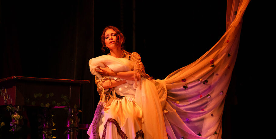 "Гениальность - это выход за рамки". Драматург и актриса театра "Комната 24" о лермонтовском мифе и критике