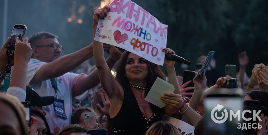 Танцы с фанатом и поиск возлюбленной. Группа "Винтаж" избавила Омск от одиночества любви