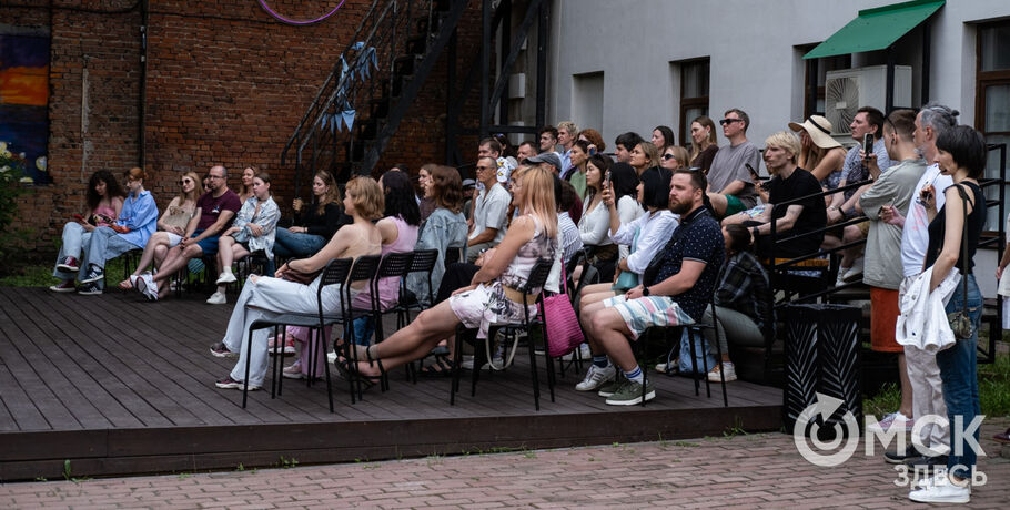 Погружение в себя и мечты о яблоневом саде. Как омичи провели "Зелёный день" в музейном дворике