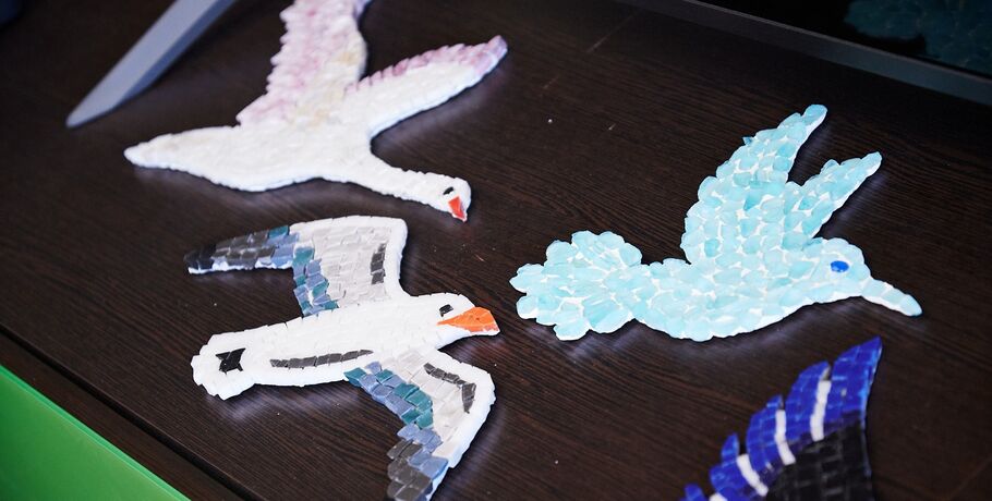 "У каждого есть крылья за спиной!" Мозаичные птицы готовятся "взлететь" над Омском