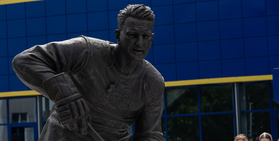 "Помнить историю наших побед". Александр Карелин и Евгений Шастин открыли памятник Тарасову в Омске