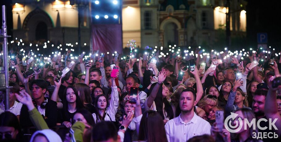 Музыкальный "звездопад". Именитые артисты поздравили Омск с праздником