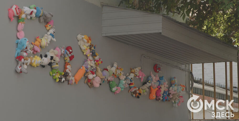 Весёлый концептуализм. Как Дамир Муратов вдохновил художников на "Красивую выставку про Омск"