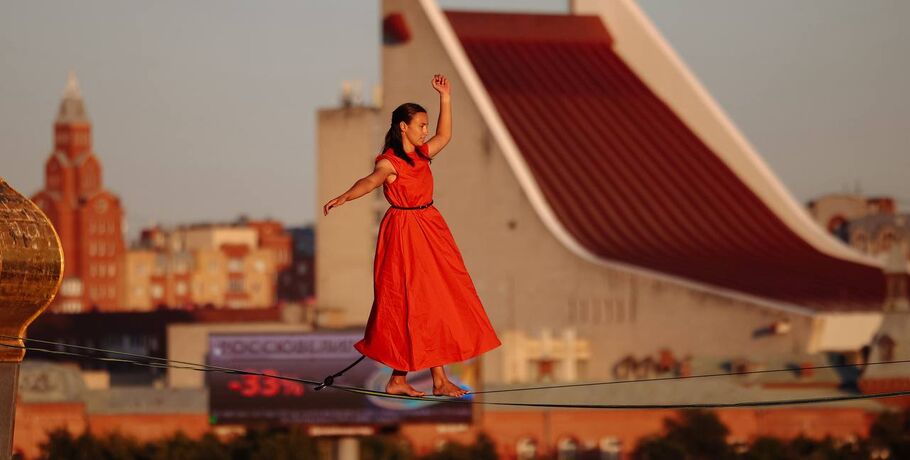 Выше крыш. Над Любинским проспектом прошли канатоходцы