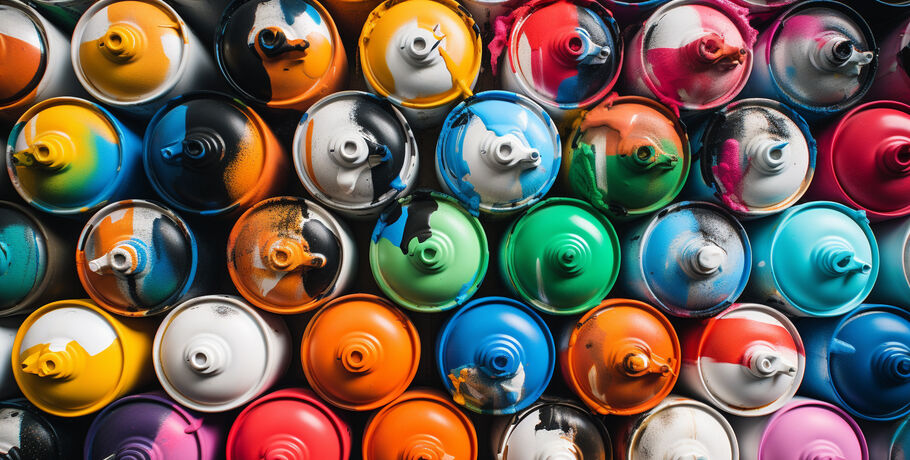 На Левобережье обновляют граффити с изображением известного художника