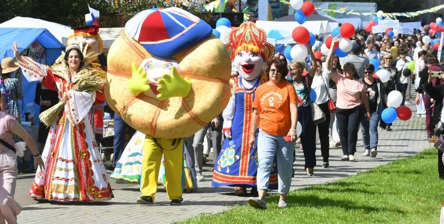 Ниточка из прошлого в будущее: калачинцы вписали свою традицию в книгу рекордов