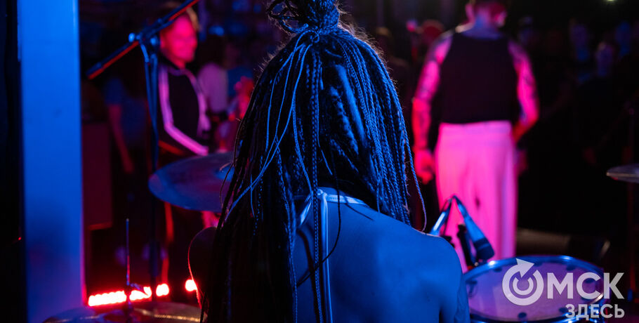 Рок-фестиваль собрал несколько сотен людей в промышленной зоне Омска