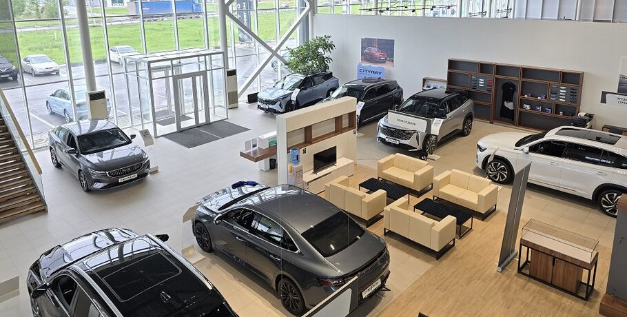 Павел Маркелов открыл в Омске новый официальный дилерский центр Geely