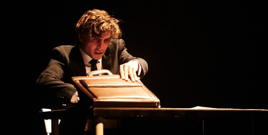 В Омске пройдёт благотворительный показ спектакля про офисного клерка с ОКР