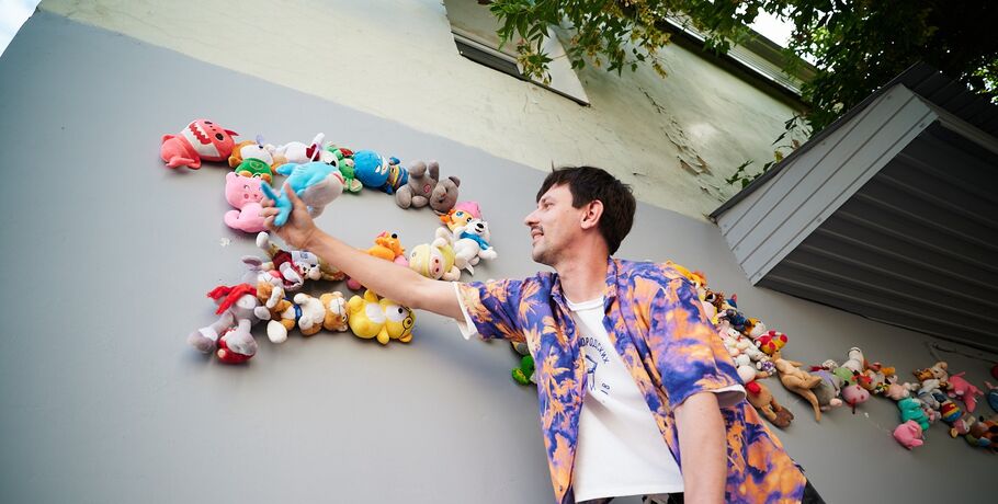 В Омске художники торжественно демонтировали "Радость"