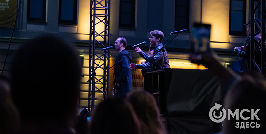 Вайб из "сборной солянки". Как прошёл традиционный уличный концерт омских артистов