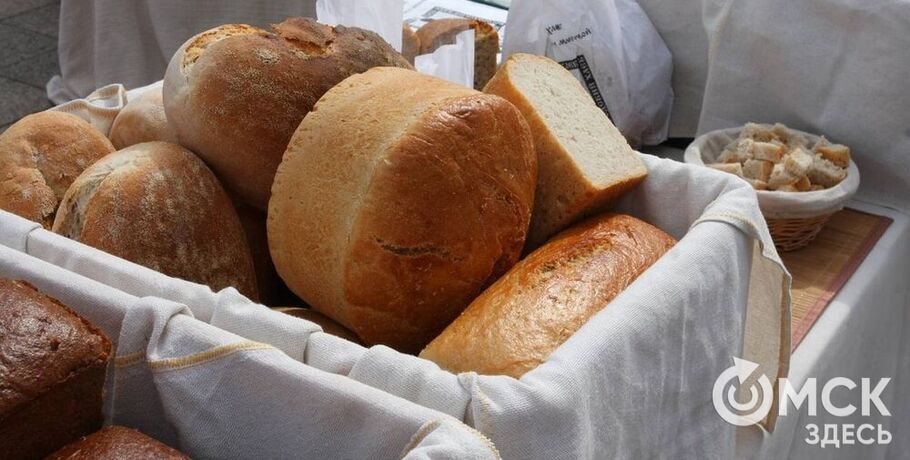 Омичей угостили хлебными лакомствами на "Пешеходном Любинском"