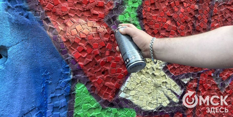 Словно герой фильма Гая Ричи. Омский граффитист посвятил мурал тренеру 