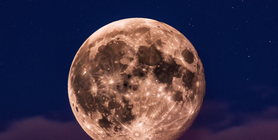 Загадка красной Луны: как полное затмение спутника изменит небо Омска