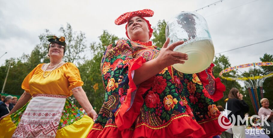 "Накормите оператора!": вдохновляемся дачным вайбом среди мемных овощей и народных забав