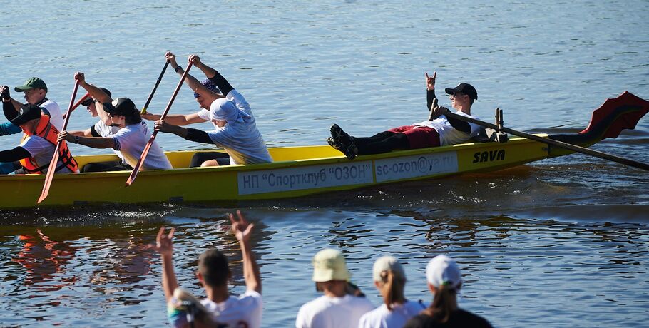 В Омске прошли соревнования по гребле на лодках "Дракон", байдарках и каноэ