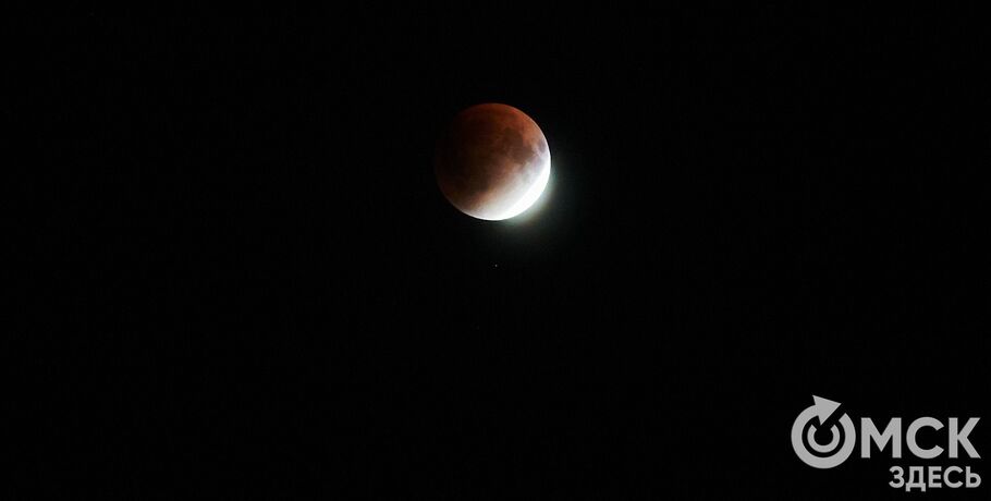 "А что все фотографируют?" Смотрим, как прошло красное лунное затмение