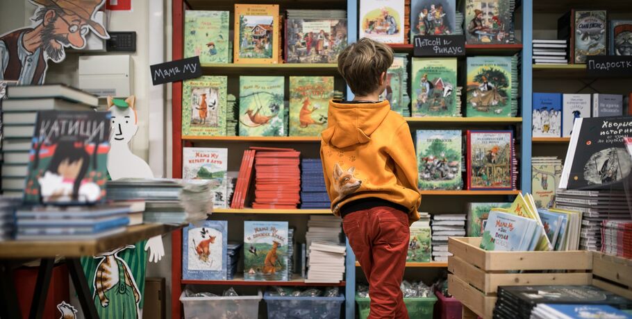 "Дистанцироваться от цифрового мира". Пиар-директор издательства о неудобных темах, книжных блогерах и чтении под сериалы