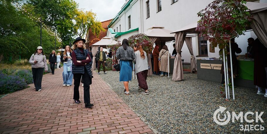 "Площадь соприкосновения с непознанным". Как прошёл мультиформатный фестиваль "Книжный дворик"