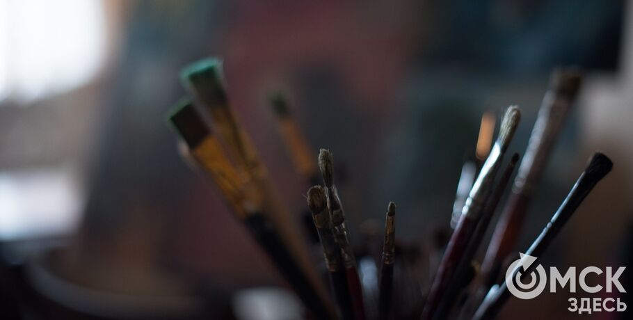 "Региональные художники чаще позволяют себе придурковатое искусство". Как в Москве прошёл арт-ток с омским вайбом