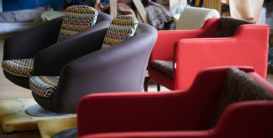 "Разбирали до каждой палочки". Как восстанавливали ретромебель из омского СКК