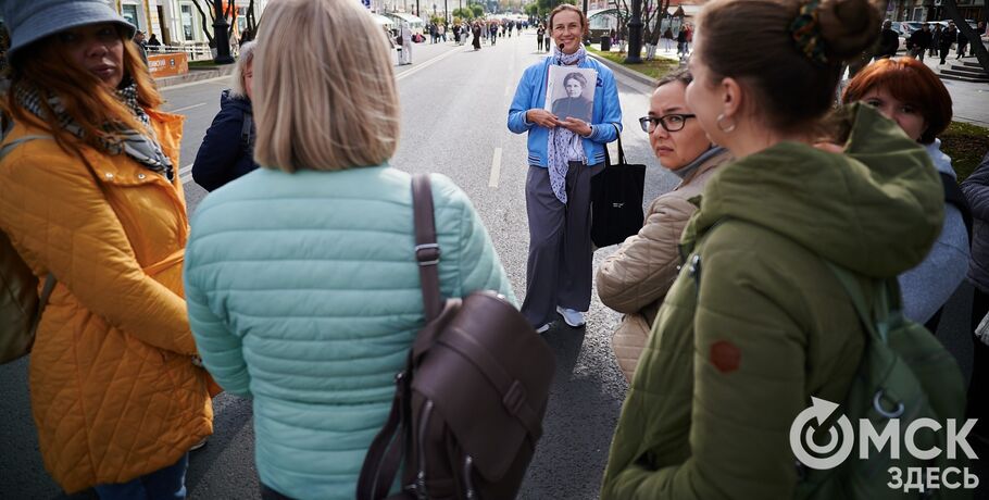 Омск в танце, красках и поисках Чехова: рассказываем, как прошёл "Экскурсионный флешмоб"
