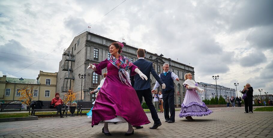 Открытая щиколотка и перчатка как отказ в танце. Чем удивляют балы XIX века