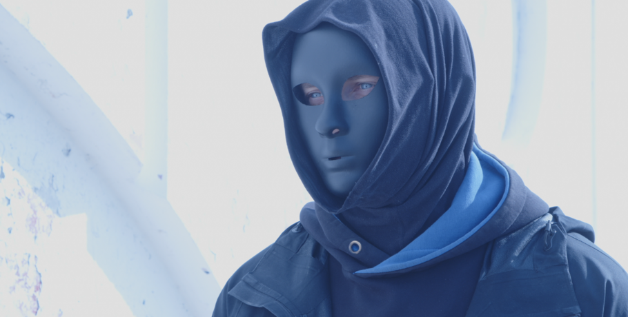 "Пустота содержит в себе потенциал". Интервью с художником, который создает белые арт-объекты и прячется за чёрной маской