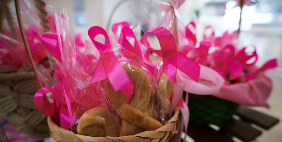 Фонд "Обнимая небо" напомнил омичам о значении розовой ленты