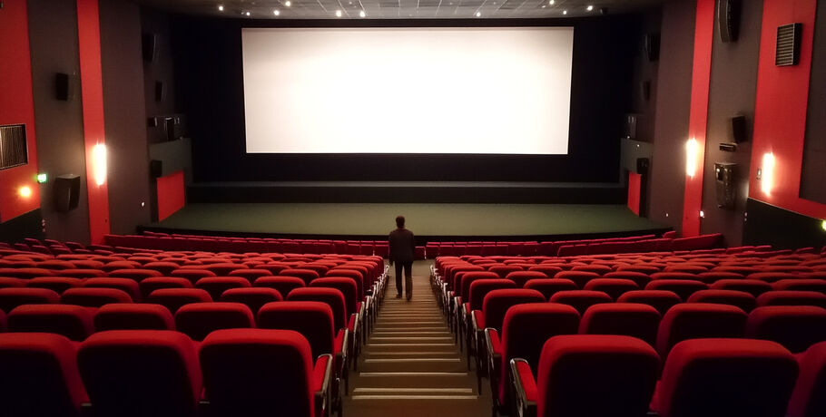 Кира Найтли сменила "Чёрную жемчужину" на яхту, а Юра Борисов охотится за Лениным. Смотрим киноновинки