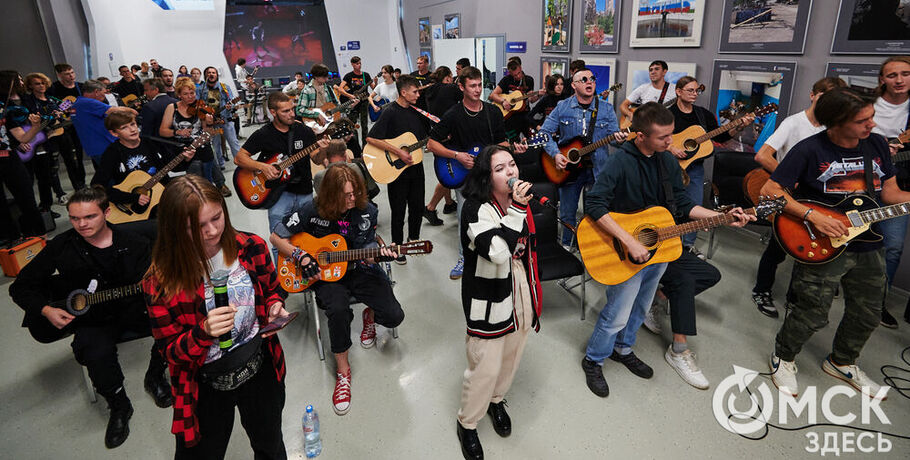 Организаторы флешмоба "Сто гитар" решили создать свою музыкальную группу