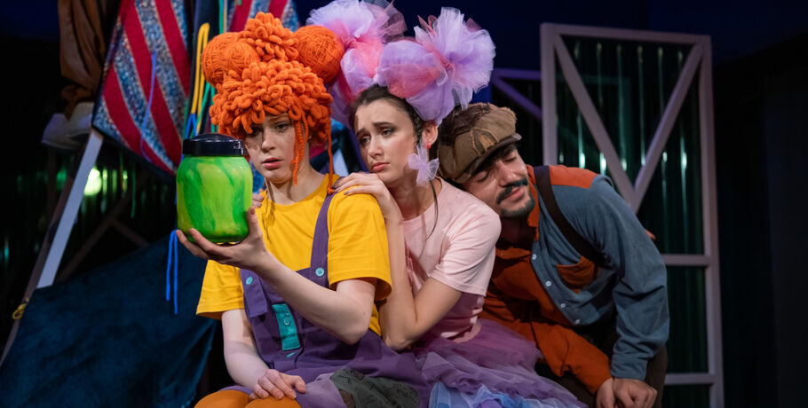 Кисельные облака и "милицейские кошки". Сцена Камерного театра превратилась в балаган со смыслом