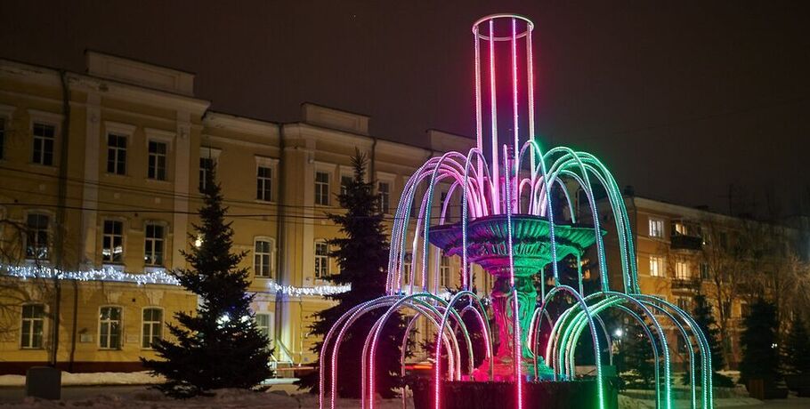 Первый фонтан в Омске начал дарить новогоднее настроение