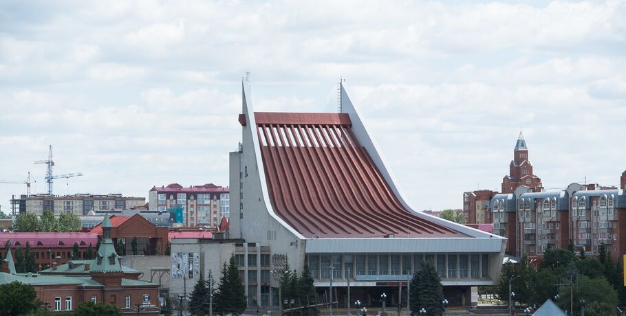 Примерить шляпку 19 века и сфотографироваться с Ржевским. Омский театр приглашает на "Ночь искусств"