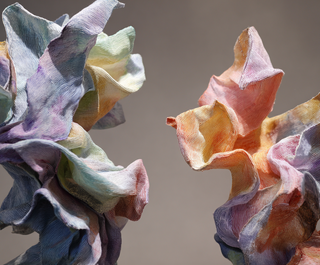 Скульптуры, которые шепчут: как художница превращает пелёнки в искусство самоанализа